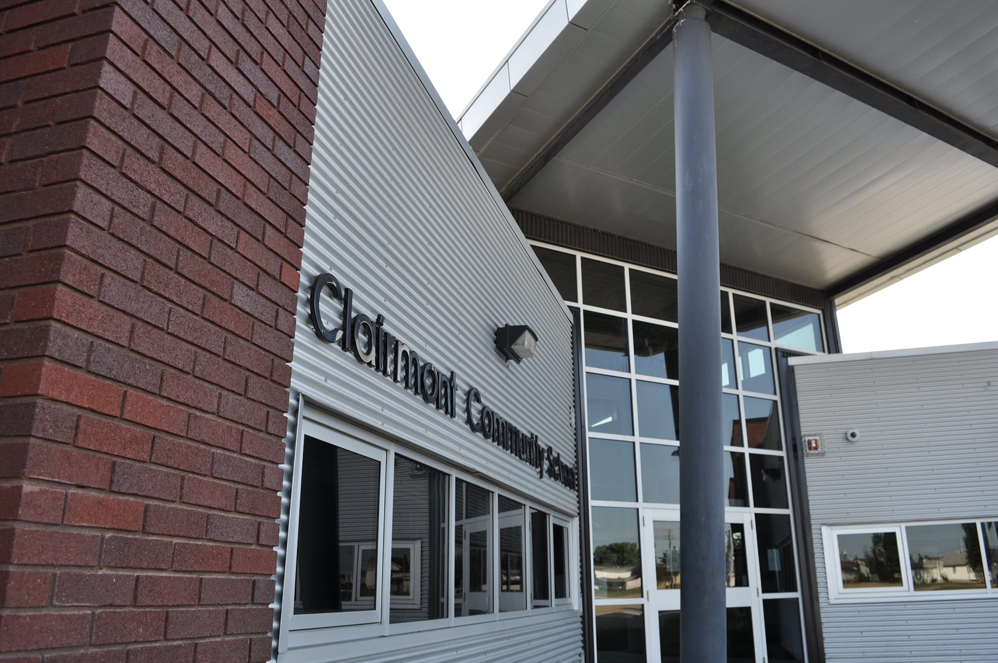 Clairmont Community School and Wellington Resource Centre exterior