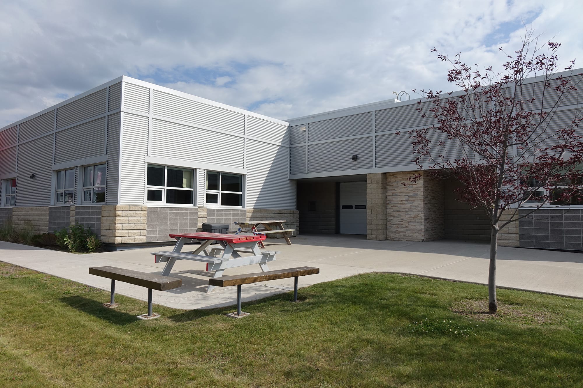 École Francophone Airdrie School exterior