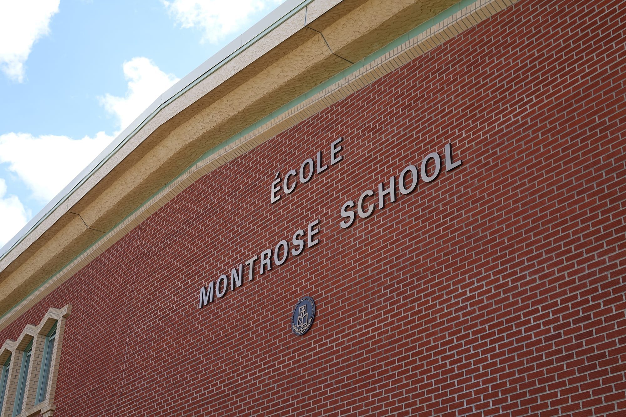 École Montrose Junior High School exterior wall and signage