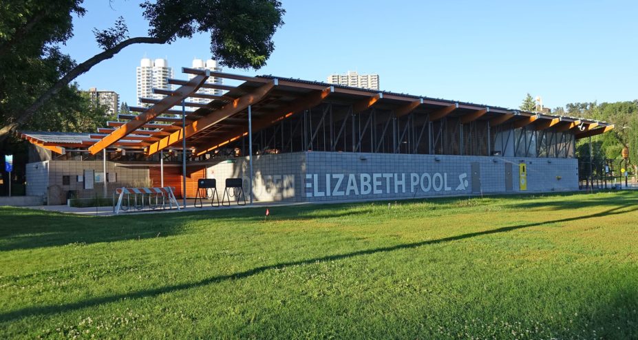 Queen-Elizabeth-Pool exterior from the lawn