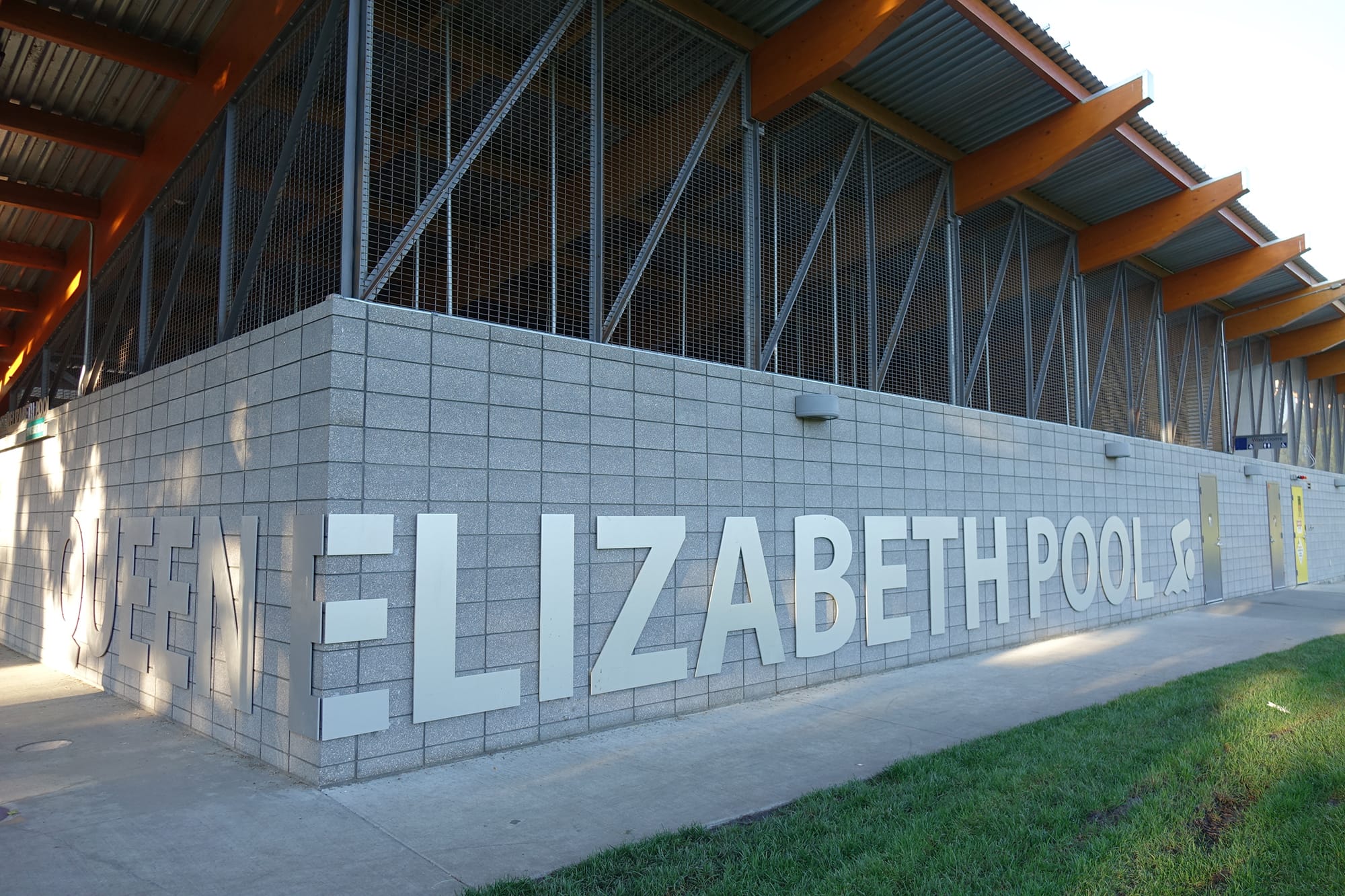 Queen-Elizabeth-Pool exterior with signage